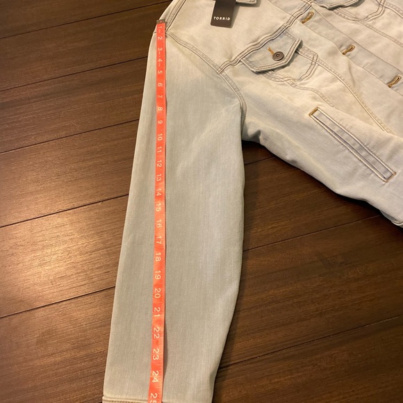 Torrid Women's Light Blue Washed Ombre Denim Jacket Size 2 Feel The Fit Stretch - Picture 8 of 12